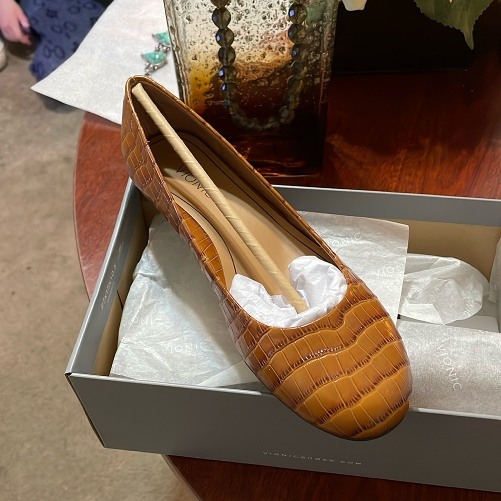 Vionic Hannah Ballet Flat - Croc - Espresso - Size 6 - Brand New with box.